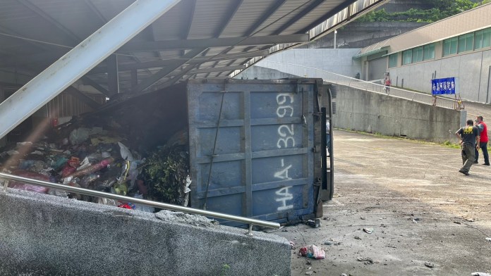 (翻車片)台中1聯結車載垃圾翻覆 失控摔入精舍「南無阿彌陀佛」雨遮 66 S 249954327 | 社會 社會 記者爆料網