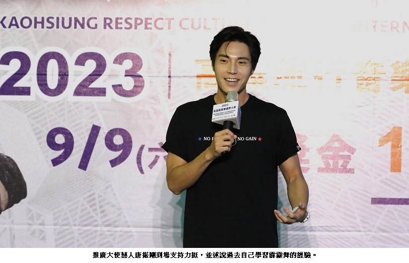 可能是 1 人、瀏海和文字的圖像
