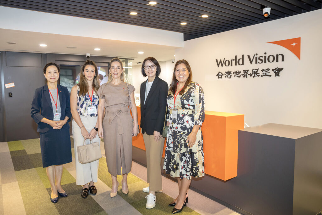 巴拉圭準第一夫人Leticia Ocampos(中)拜訪台灣世界展望會,與展望會會長李紹齡(右二)對話交流,期盼開啟台灣與巴拉圭的服務交流管道。左一為外交部拉丁美洲及加勒比海司大使張俊菲、左二準第一千金Costanza Pena Ocampo,右一機要秘書Alicia Elizabeth Pomata Gunsett。(台灣世界展望會提供)