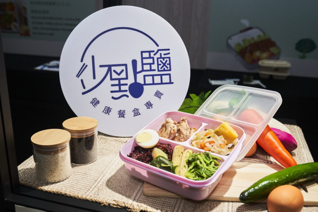 循環盒餐組的「少點鹽健康餐盒專賣」，運用可循環餐盒，盛裝招牌「迭香梅林嫩雞腿」，雞腿經舒肥烹調後變得軟嫩多汁，加上義式迷迭香、甜中帶辣的梅林醬汁，口味獨特。