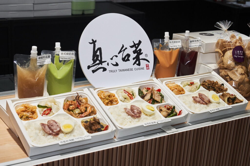 一般盒餐組「真心台菜」的「蒜苗松阪豬餐盒」，採用植物纖維餐盒，結合宜蘭的特色食材，簡單烹調保留肉質的嫩香口感，讓人一吃就上癮。