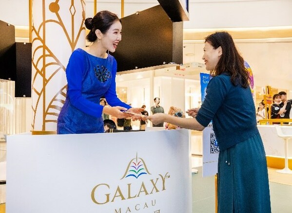 「澳門銀河」世界級奢華綜合度假城攜精彩多元的旅遊產品亮相首爾,吸引當地市民及遊客駐足。 「澳門銀河」世界級奢華綜合度假城攜精彩多元的旅遊產品亮相首爾,吸引當地市民及遊客駐足。