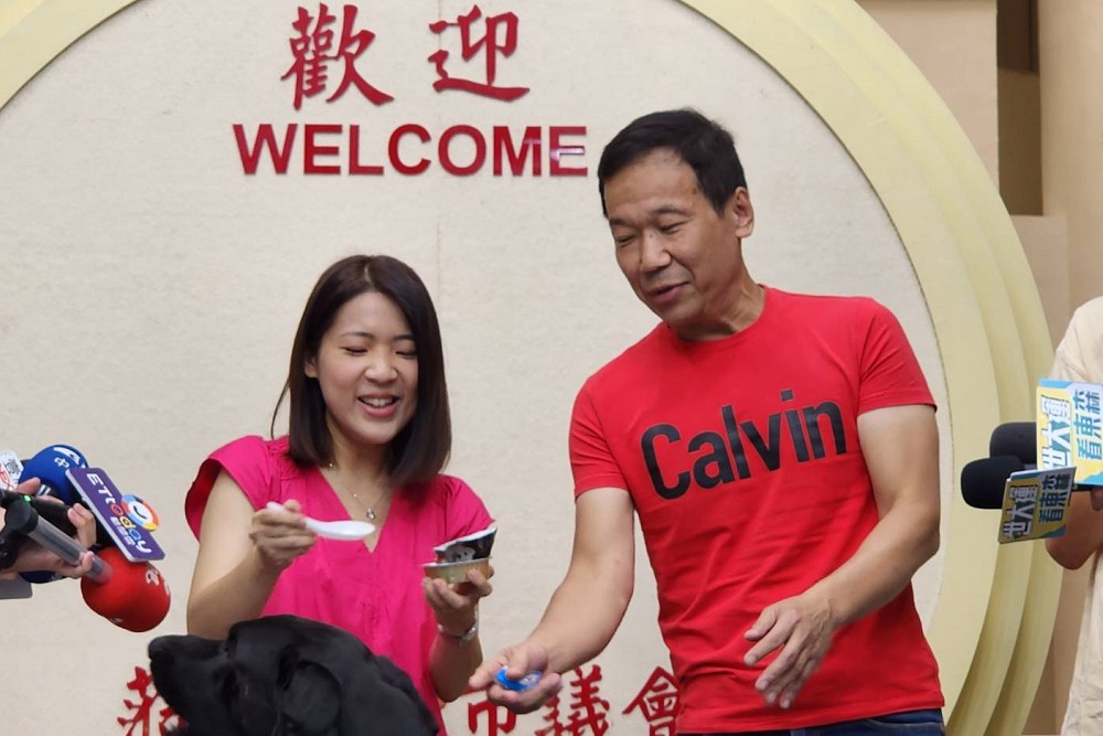 藍營讓寵物舔照片測選舉拿「塑膠湯匙餵狗」寵物專家:被咬碎恐吞下肚 294 藍營讓寵物舔照片測選舉拿「塑膠湯匙餵狗」寵物專家:被咬碎恐吞下肚 293