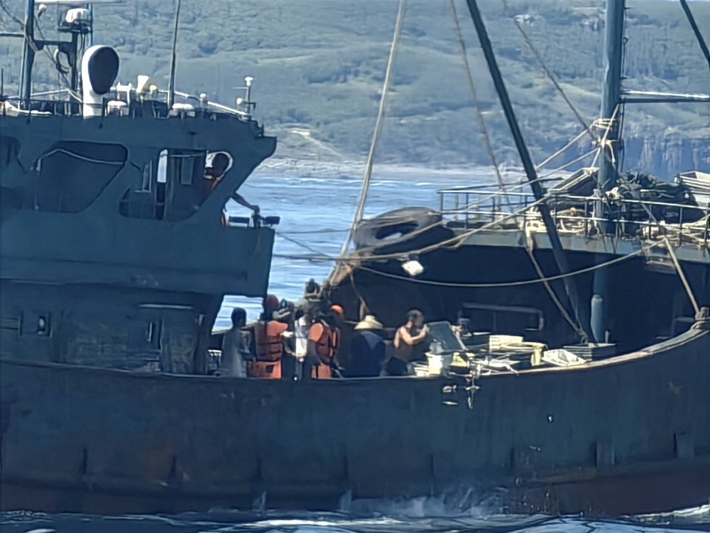 越界捕撈拒檢逃逸 澎湖海巡押八人海拋漁獲二百五十公斤 298 越界捕撈拒檢逃逸 澎湖海巡押八人海拋漁獲二百五十公斤 297
