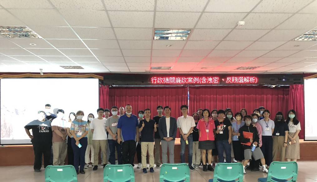 內湖區公所政風室林彥宏主任力邀廉政署模範公務人林楊斌,解析反賄選戰略以及相關廉政法規,預先防範可能產生之爭議,避免誤觸法網。(內湖政風室提供)