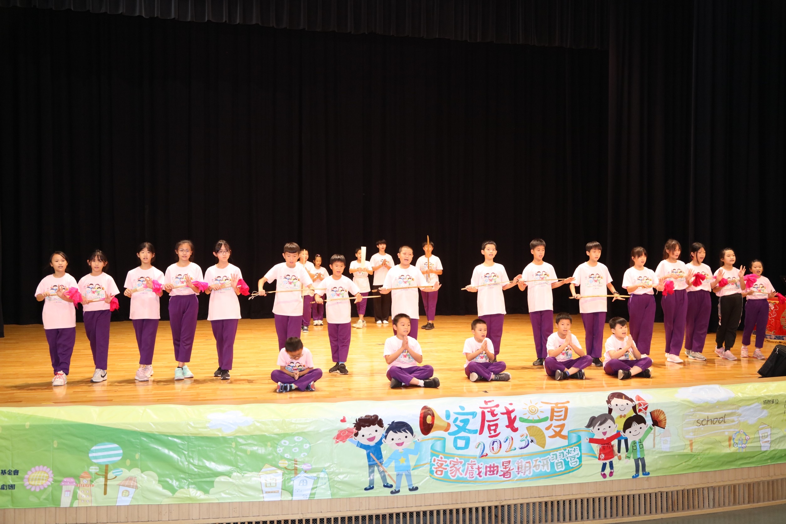 「客戲一夏」以校園作為傳統客家戲曲的文化搖籃,讓客家戲曲文化在校園扎根,今天驗收成果並舉行結訓典禮。(圖/財團法人慶美園文教基金會提供)。