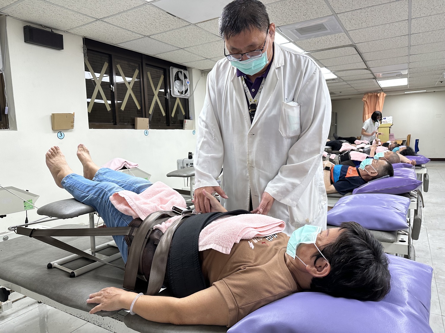 ▲楊立群醫師協助患者積極復健,重返健康人生。(院方提供)