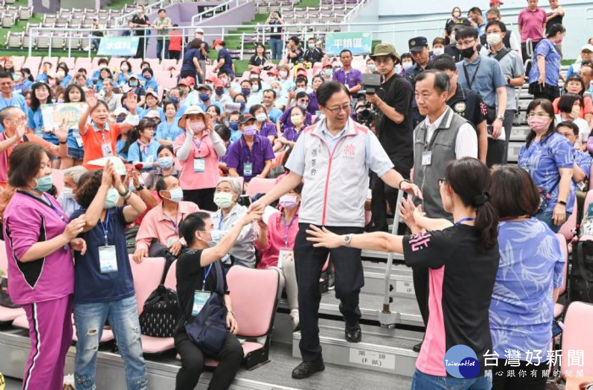 市長與座位兩旁的環保志工們互動。