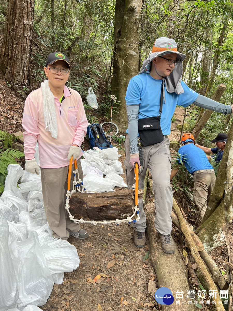 步道志工發揮創意,自製編網袋搬運土石。