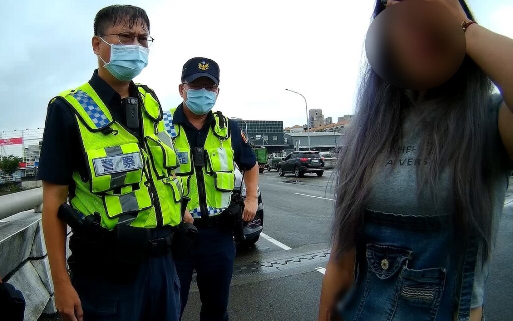 ▲圖說:情緒低落的張姓女子雙腳懸空坐在橋樑外哭泣,員警獲報後前往協助 (圖/台中市政府提供)