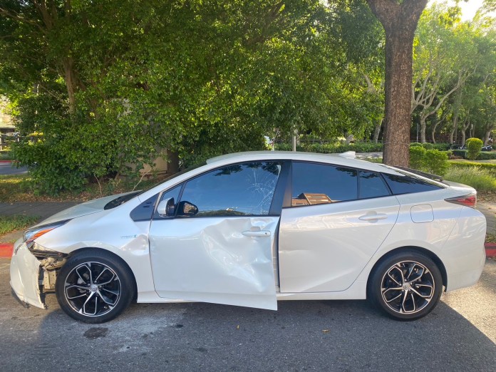 (三寶片)台北女騎士趕著去推拿竟闖紅燈 慘遭直行轎車撞飛"顱內出血" 66 S 5988423 | 社會 社會 記者爆料網