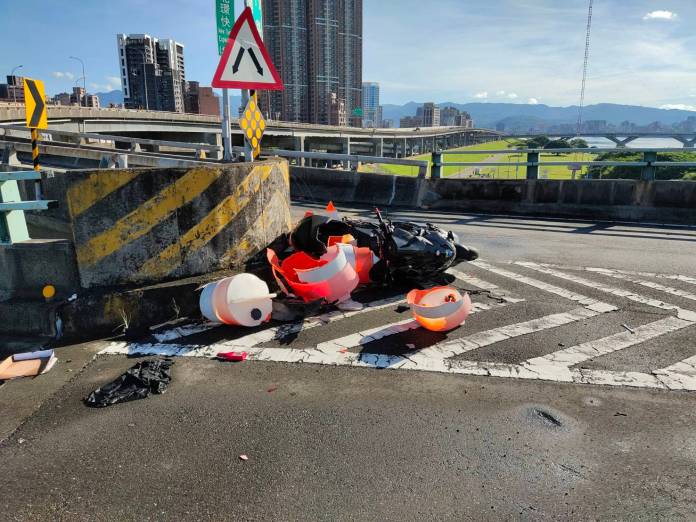 快訊/騎士中興橋上不明原因自撞分隔島 頸噴血腿骨折當場死亡 68 112 5 | 社會 社會 記者爆料網