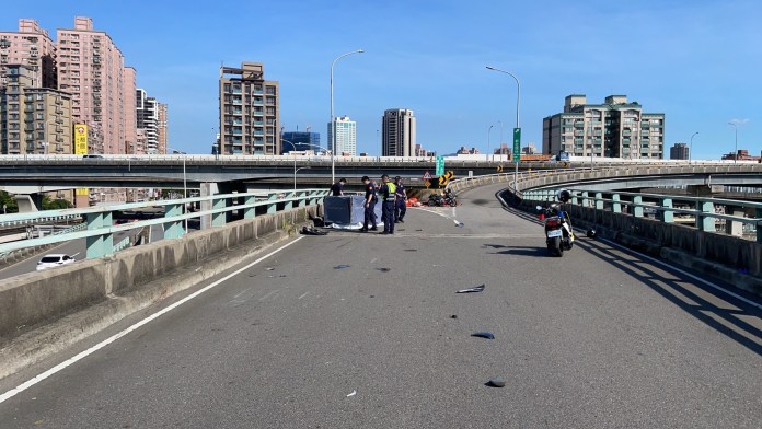 快訊/騎士中興橋上不明原因自撞分隔島 頸噴血腿骨折當場死亡 66 111 7 | 社會 社會 記者爆料網