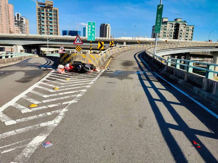 快訊/騎士中興橋上不明原因自撞分隔島 頸噴血腿骨折當場死亡 67 113 4 | 社會 社會 記者爆料網
