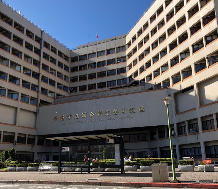 (勸阻片)莽男醫院領藥區旁吸菸遭制止不爽 掏水果刀對空揮舞 65 212 8 | 社會 社會 記者爆料網