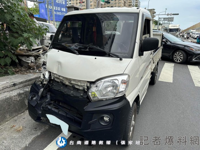 (追撞片)越野小霸王「禮讓救護車」遭小貨車追撞 滑行數尺才停下 67 360145560 586386937041104 1621720323176372708 n | 社會 社會 記者爆料網
