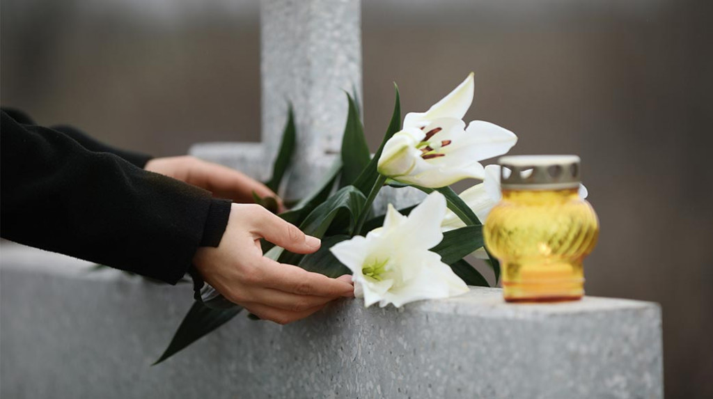 生活 葬 宗教 石 死 光 石工 燈 儀式 女人 記憶 墓碑 保持 把 喪 悲 白 墓碑 手 基督教 成人 裂痕 戶外 符號 墓地 背景 岩石 人 灰色 損失 黃色 墓地 女 燈籠 蠟燭 悲哀 葬禮 墓碑 紀念館 特寫 花崗岩 花卉 墓 紀念碑 百合 形狀 正統 死亡