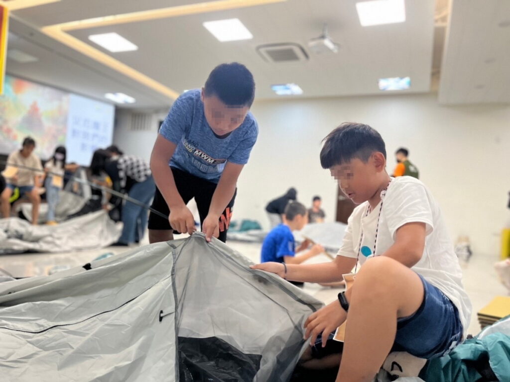 防災夏令營讓孩童體驗搭設避難帳篷，學習發生災害時自我保護