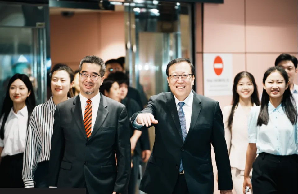 ▲馬英九基金會執行長蕭旭岑到機場迎接陸生團,擔任團長的北大黨委書記郝平滿臉笑容向媒體揮手致意,並向等候的媒體揮手說「辛苦了」。(圖/馬英九辦公室提供)