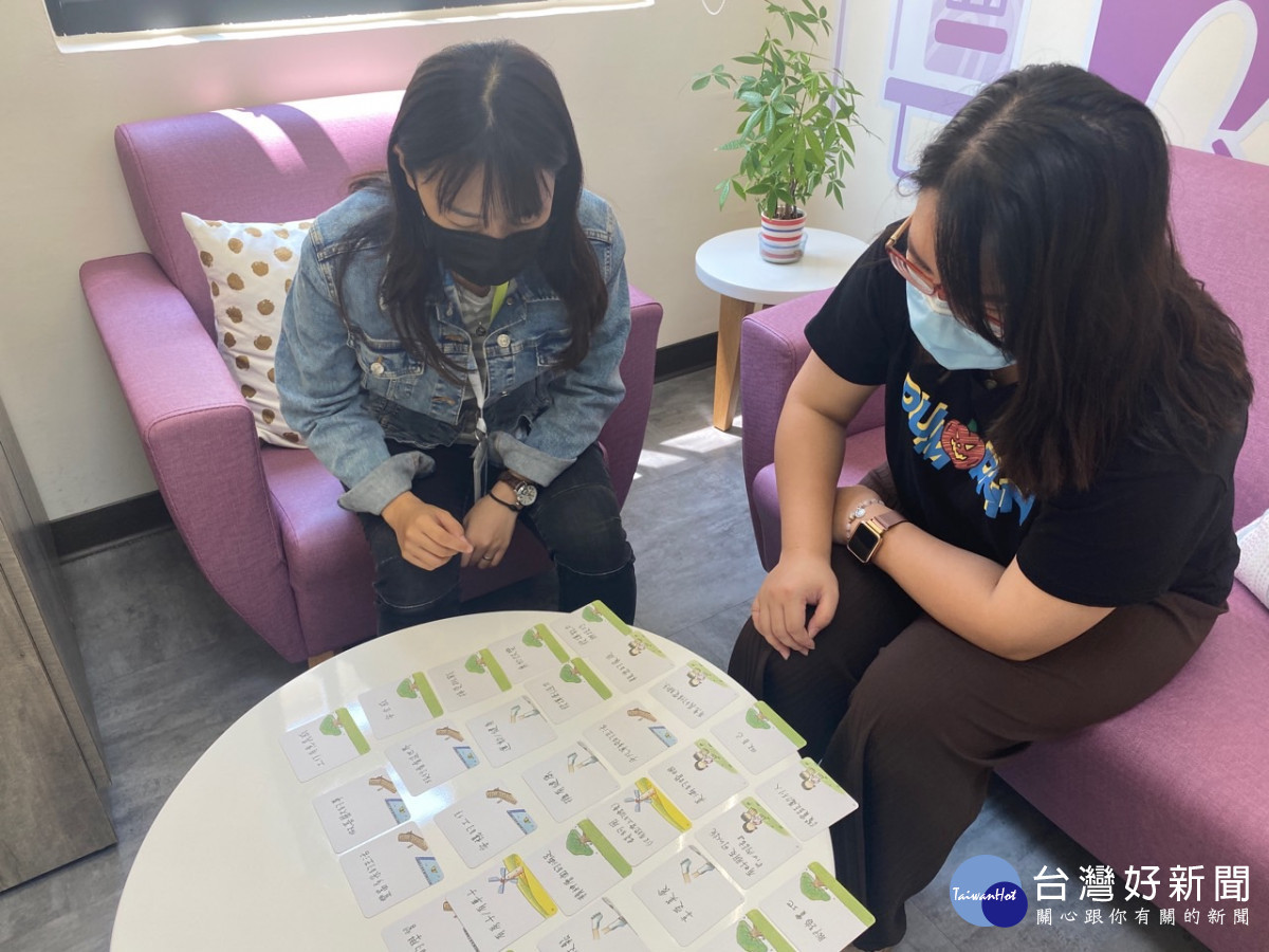 求職民眾在就業中心諮詢服務。<br /><br /> 