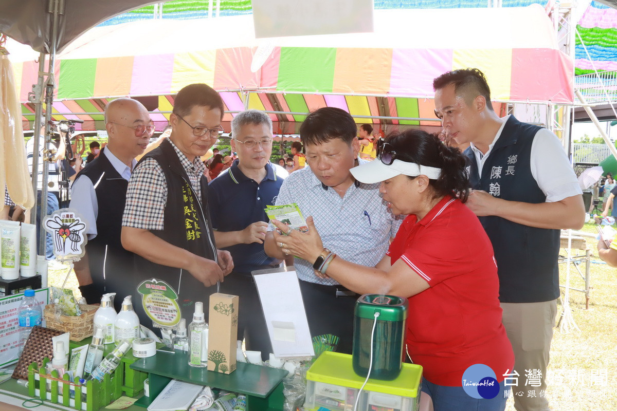 小農與商號設攤行銷在地農特產。(記者扶小萍攝)