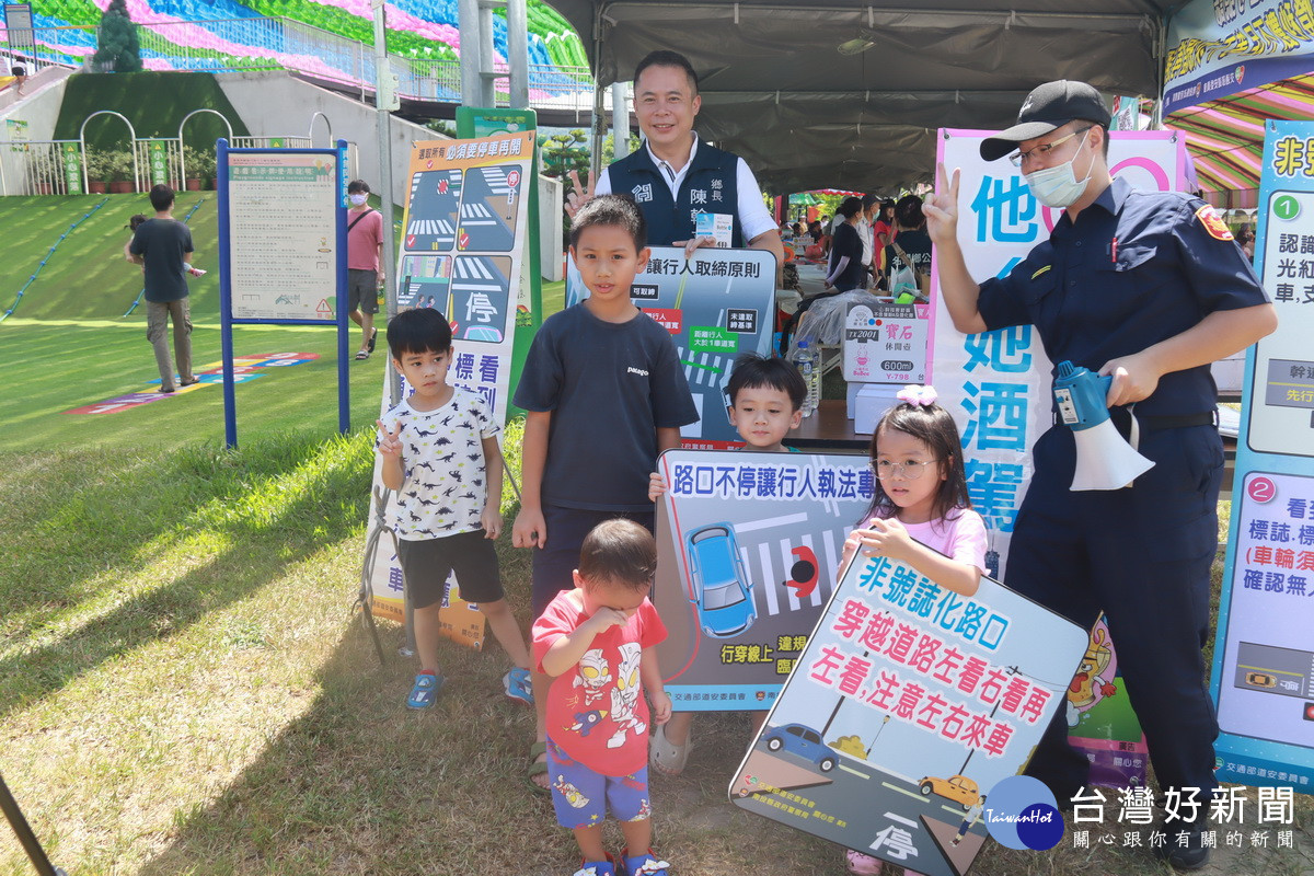 陳鄉長與小朋友為南投警分局宣導交通安全。(記者扶小萍攝)