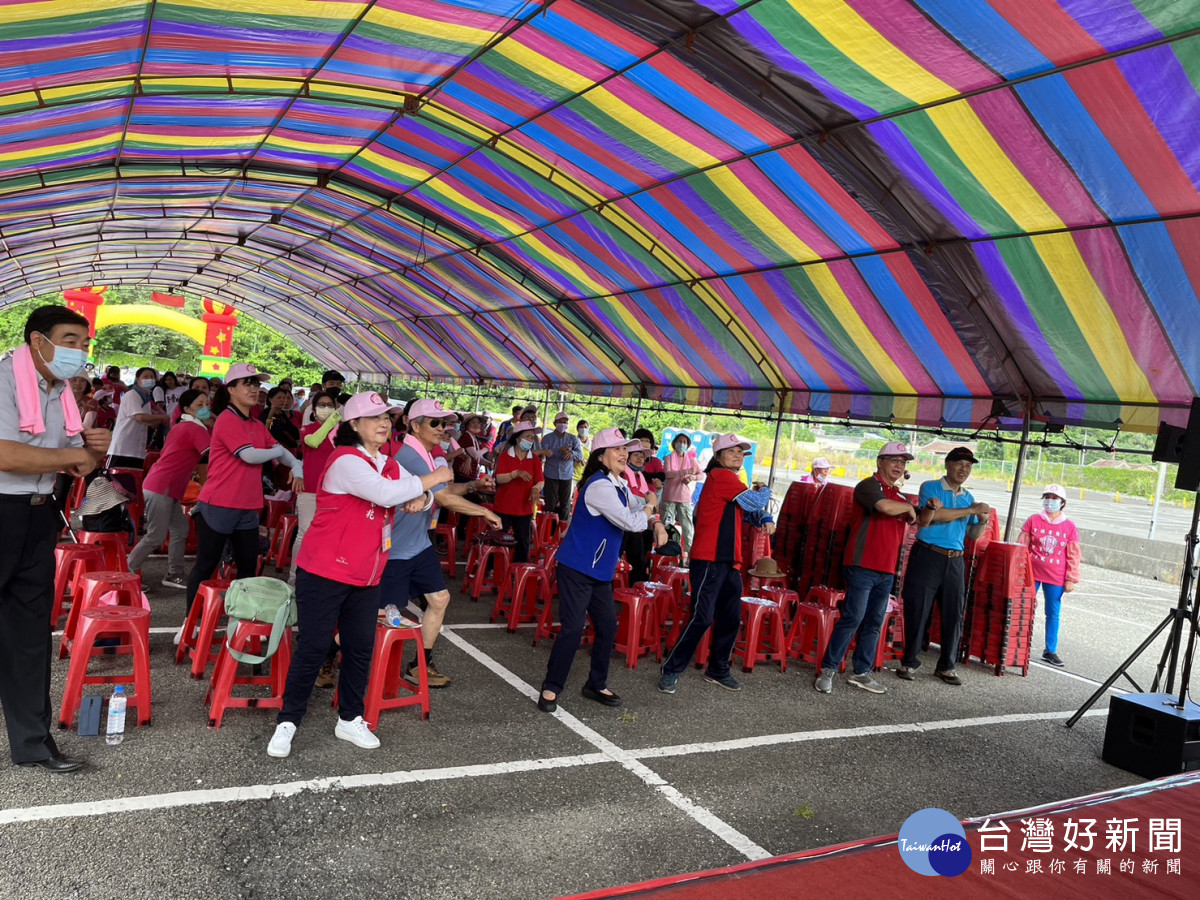 專業韻律老師帶領大家先做健身操暖身。<br /><br />