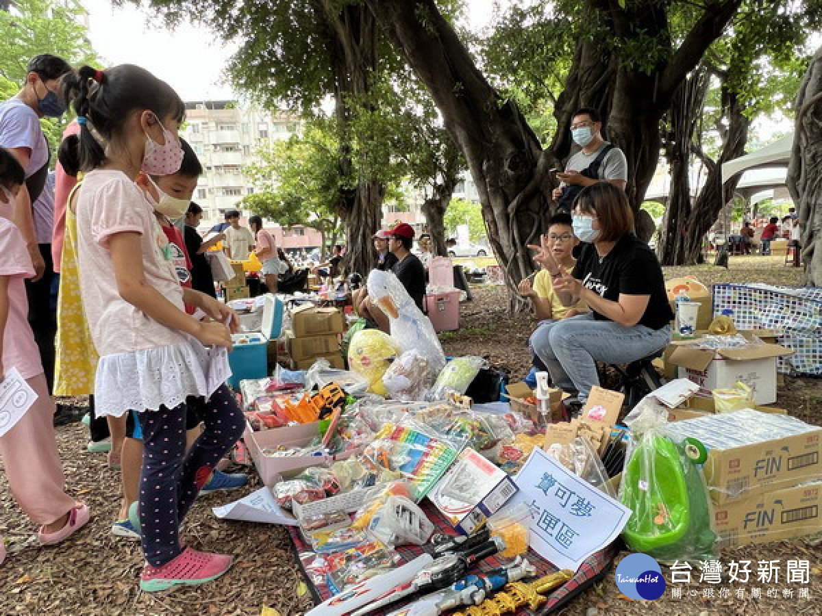 ▲「玩聚x尋寶市集」親子活動高市婦女館前方草坪熱鬧舉辦。