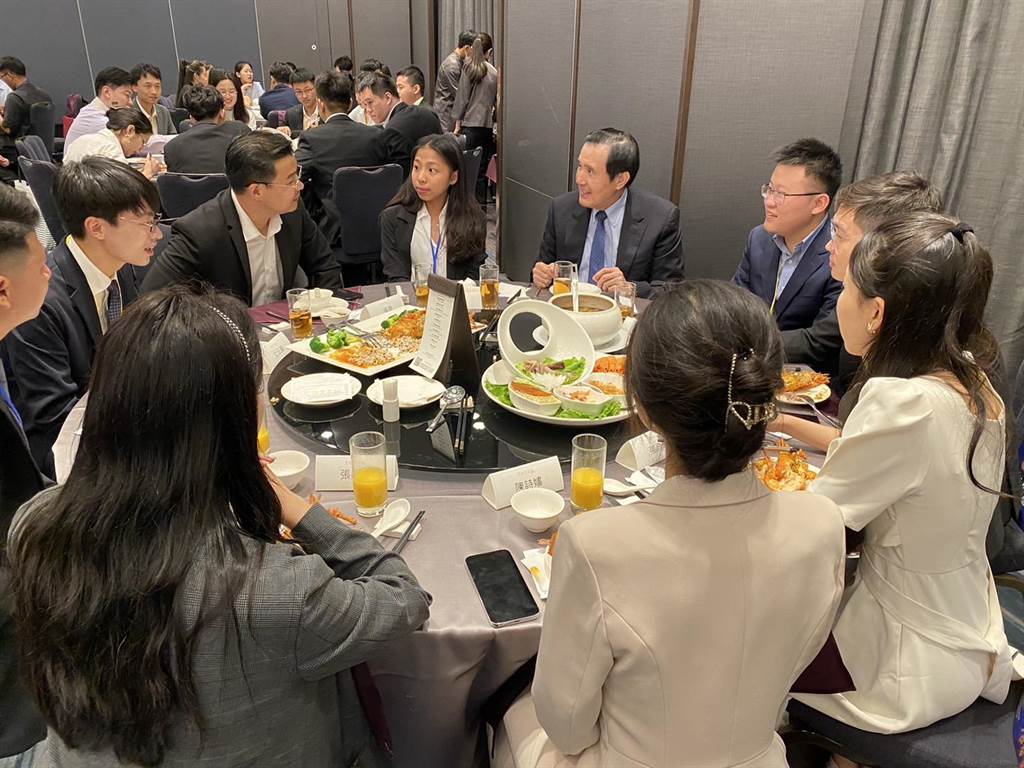 前總統馬英九15日晚間設宴,歡迎大陸五所大學的青年學子訪問團。馬英九基金會提供