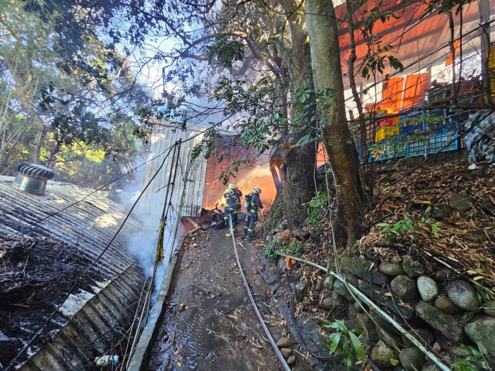 消防隊員到場灌救。民眾提供 2 | 社會 社會 記者爆料網