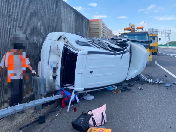 國道車禍!閃避變換車道車輛 休旅車失控自撞護欄翻覆釀兩傷 62 | 社會 社會 記者爆料網