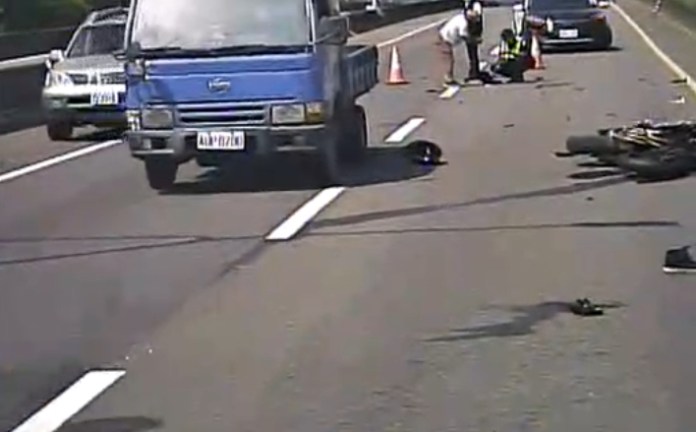 (西濱重機騎士車禍救援片)西濱重機車禍!與小貨車擦撞 騎士右手右腳骨折 64 | 社會 社會 記者爆料網