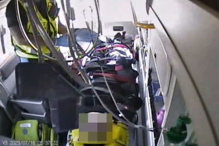 (西濱重機騎士車禍救援片)西濱重機車禍!與小貨車擦撞 騎士右手右腳骨折 63 | 社會 社會 記者爆料網
