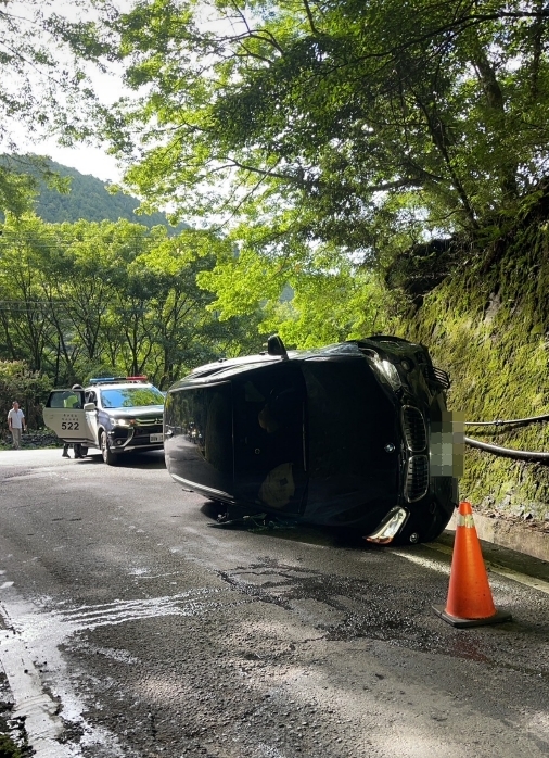 大禹嶺「合歡山隧道」前驚傳翻車事故 往梨山方向一度通行受阻 70 1689500997596 | 社會 社會 記者爆料網