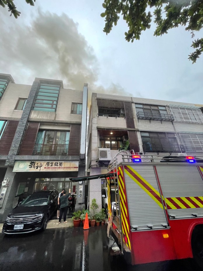 (鐵皮屋頂救火片)台中東區住宅火警! 頂樓鐵皮加蓋建物起火延燒4戶 72 | 社會 社會 記者爆料網