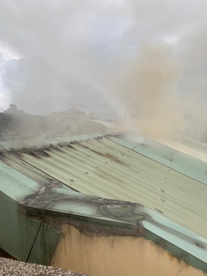 (鐵皮屋頂救火片)台中東區住宅火警! 頂樓鐵皮加蓋建物起火延燒4戶 70 | 社會 社會 記者爆料網
