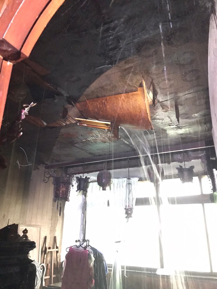 (鐵皮屋頂救火片)台中東區住宅火警! 頂樓鐵皮加蓋建物起火延燒4戶 71 | 社會 社會 記者爆料網