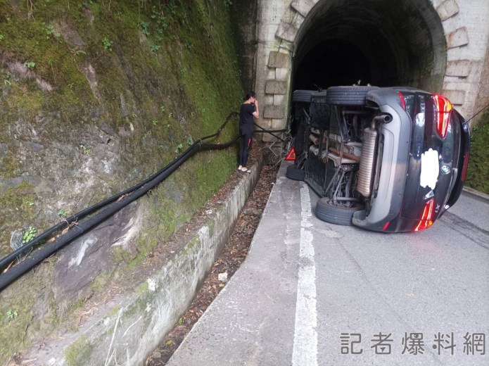 上合歡山避暑精神不濟趕下山 BMW X1自撞山壁側翻 3 S 175915049 | 社會 社會 記者爆料網