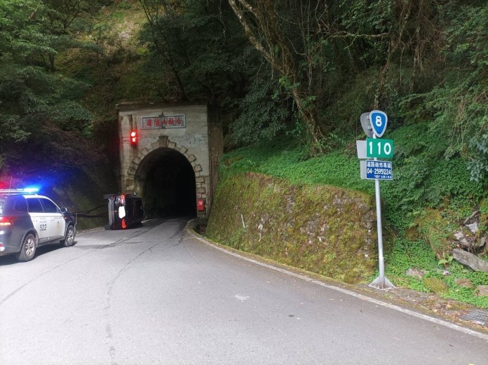 上合歡山避暑精神不濟趕下山 BMW X1自撞山壁側翻 2 S 175915051 | 社會 社會 記者爆料網