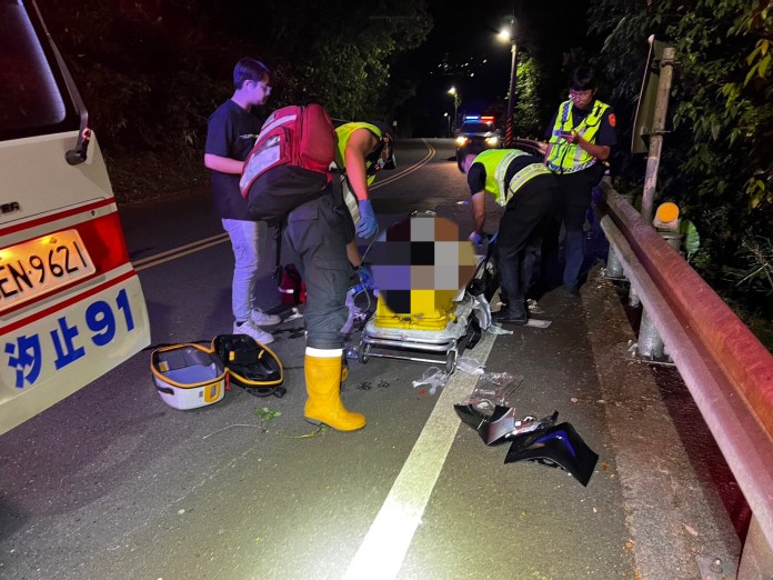 (騎經片)無照少年騎車夜遊 衝第一自撞護欄瀕死救回 76 511 8 | 社會 社會 記者爆料網