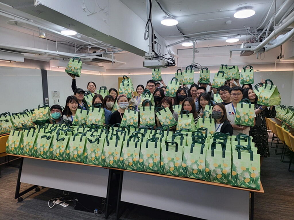 圖說:TutorABC致力打造幸福職場環境,端午節粽子禮包大放送。