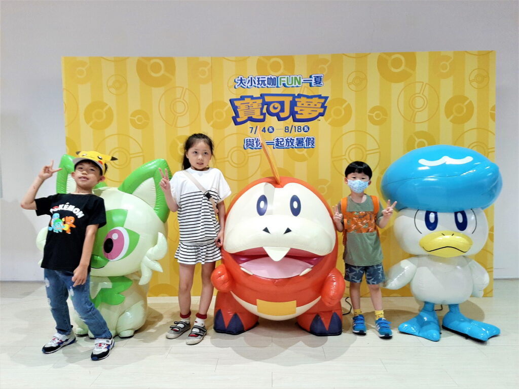 遠雄廣場不少地方都能找到寶可夢公仔。只要憑遠雄廣場會員APP,即可兌換「皮卡丘」及《寶可夢 朱/紫》初始夥伴遮陽紙帽。