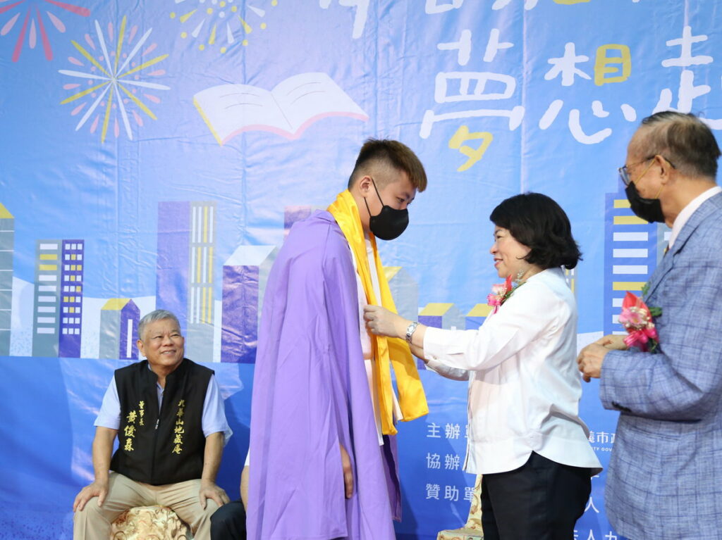 黃敏惠市長授與象徵承擔責任的黃色長巾