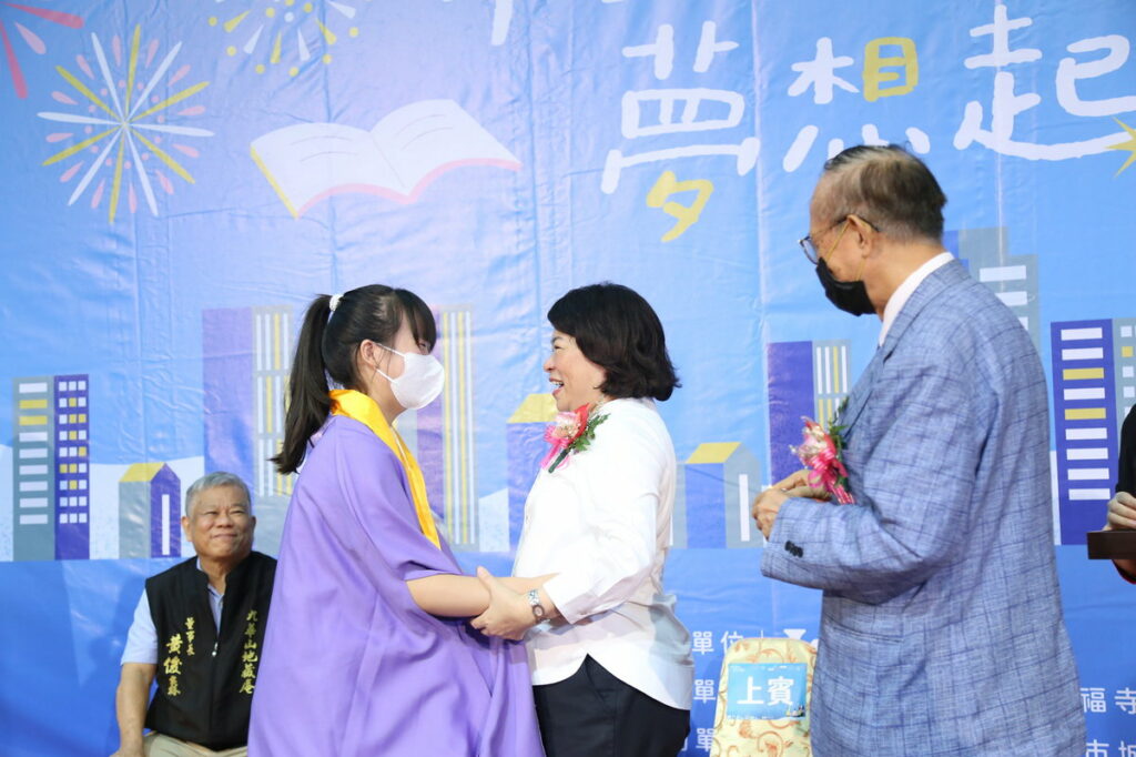 黃敏惠市長授與象徵承擔責任的黃色長巾 (3)