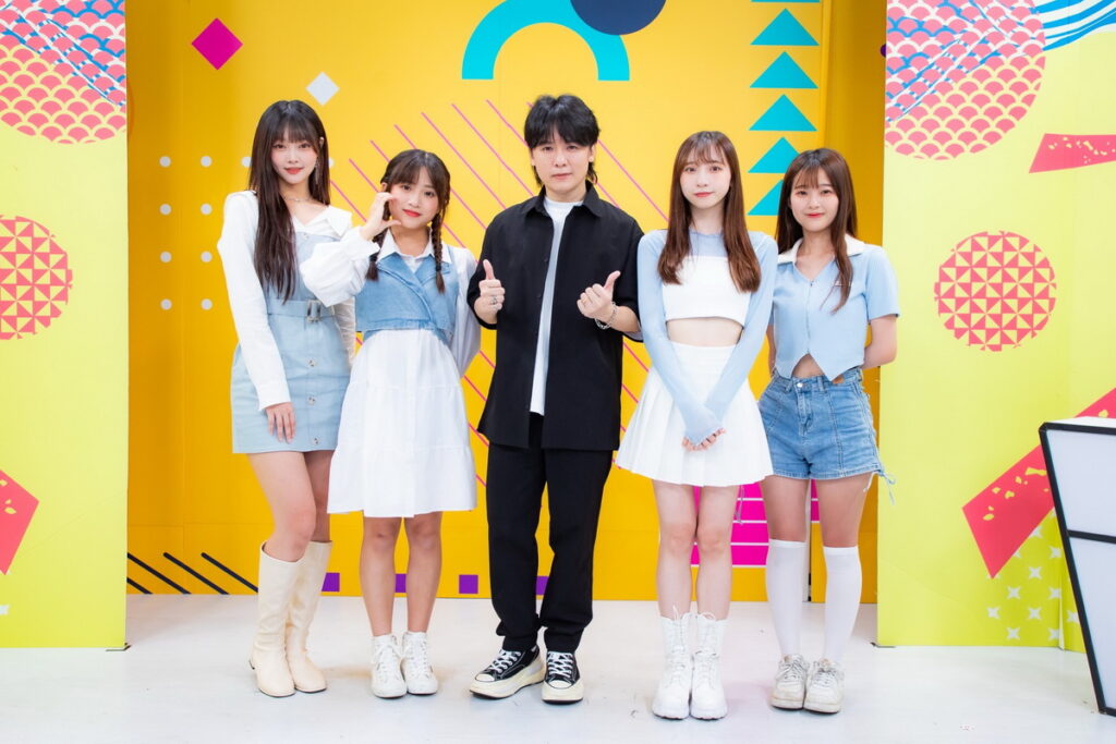 由左至右「心動女孩」Jazz(薇軒)、Ayako(毛毛)、金志遙、隊長RainZ(多莉)、Arya(念念)