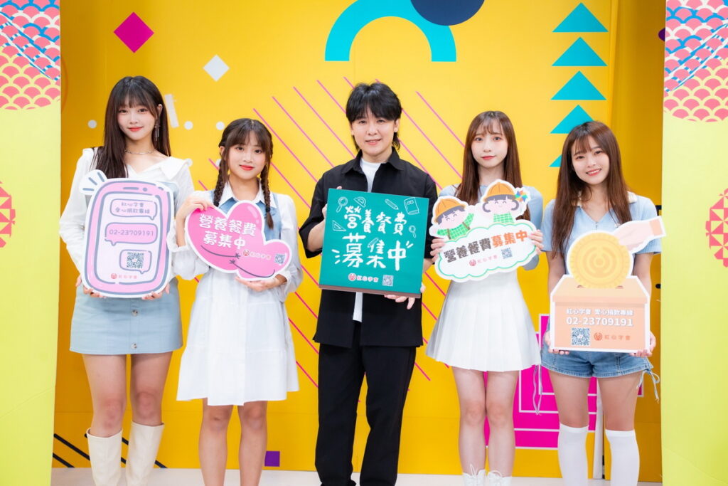 由左至右「心動女孩」Jazz(薇軒)、Ayako(毛毛)、金志遙、隊長RainZ(多莉)、Arya(念念)