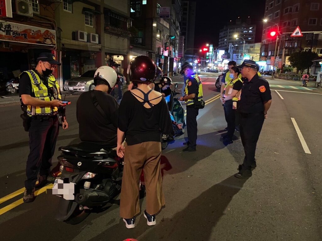 樹林警方昨(15)日聯合新北市政府環保局於夜間時段在轄內保安街執行噪音、改裝車輛稽查,檢驗50輛疑似改裝排氣管車輛