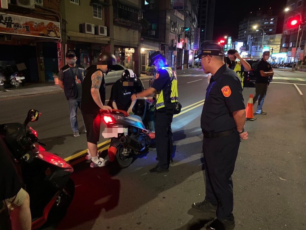 樹林警方昨(15)日聯合新北市政府環保局於夜間時段在轄內保安街執行噪音、改裝車輛稽查,檢驗50輛疑似改裝排氣管車輛