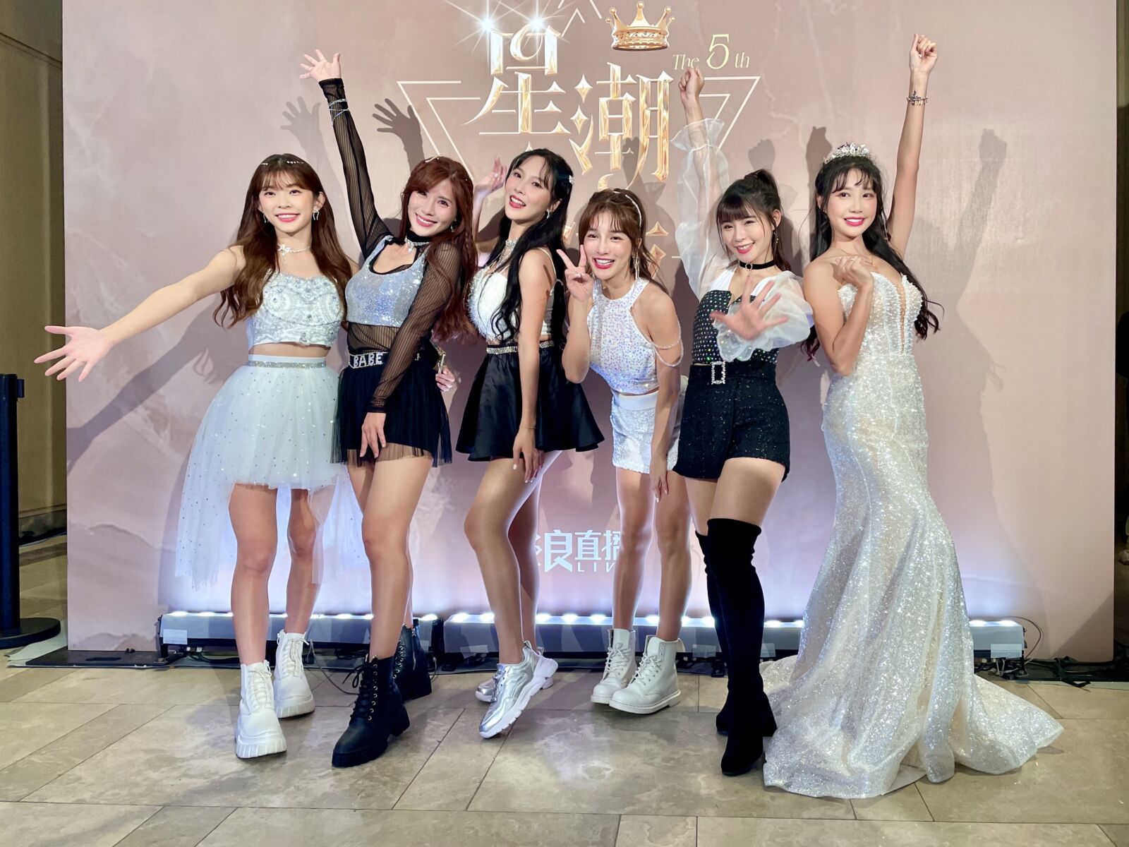 【有影】浪LIVE星潮之夜吸上百位直播主 樂天女孩褪制服驚喜應援 283 CNEWS資料照195230715a02