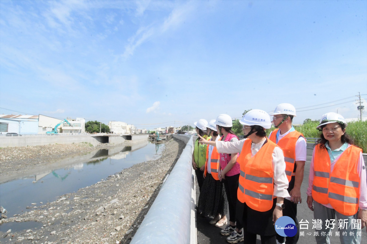 縣長王惠美視察洋仔厝堤岸道路第二標南北岸工程115年6月全線通車。圖／彰化縣政府提供